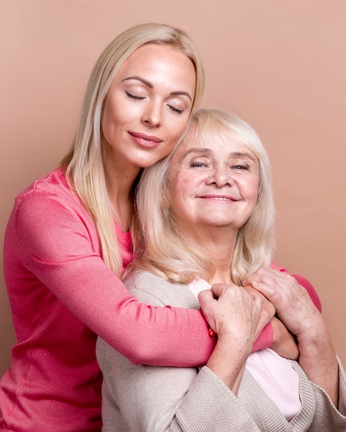 Foto grátis filha, abraçando a mãe com os olhos fechados