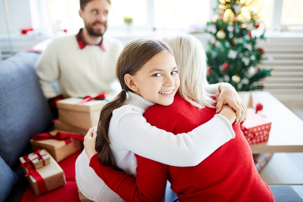 Filha abraçando a mãe no dia de Natal