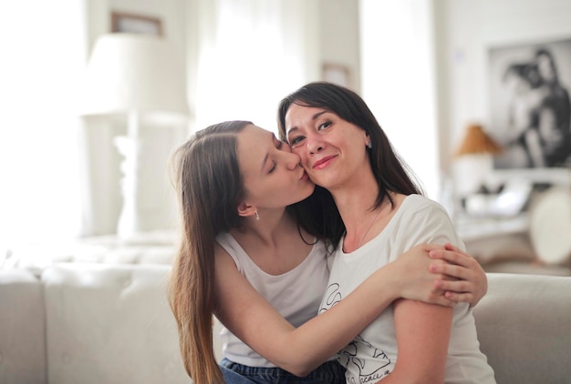 filha beija sua mãe na bochecha