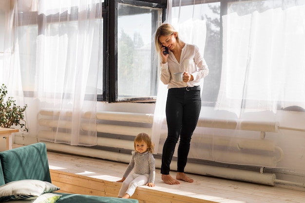 Filha completa e mãe em casa