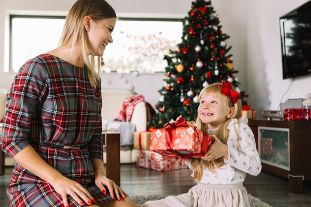 Filha dando presente à mãe