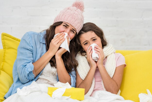 Filha e mãe estar doente juntos