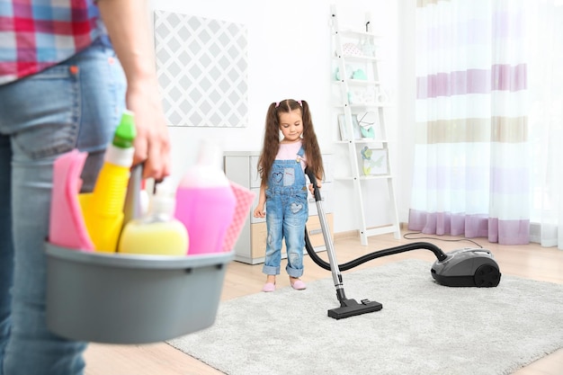 Filha e mãe limpando a casa juntos Foto Premium