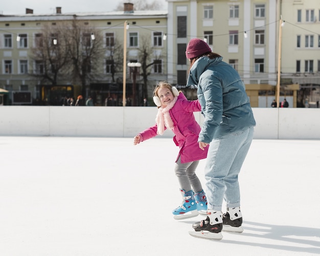 Foto grátis filha e mãe patinando juntos