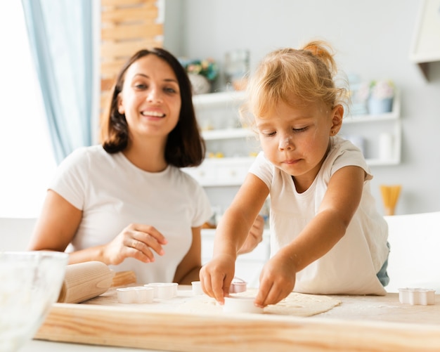 Filha e mãe preparar biscoitos