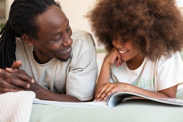 Filha e pai lendo um livro juntos