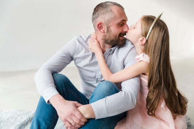 Foto grátis filha e pai no dia dos pais