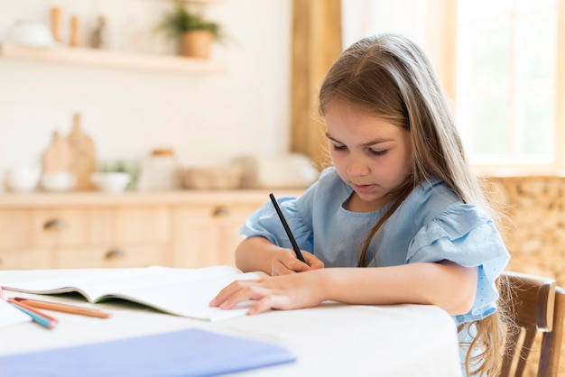 Filha fazendo a lição de casa em casa