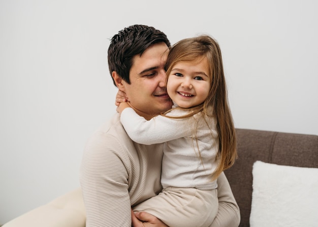 Filha feliz e pai juntos em casa