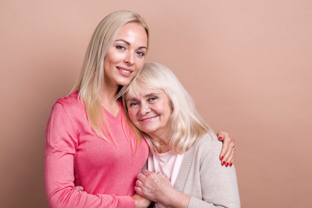 Filha que abraça sua mãe tiro médio