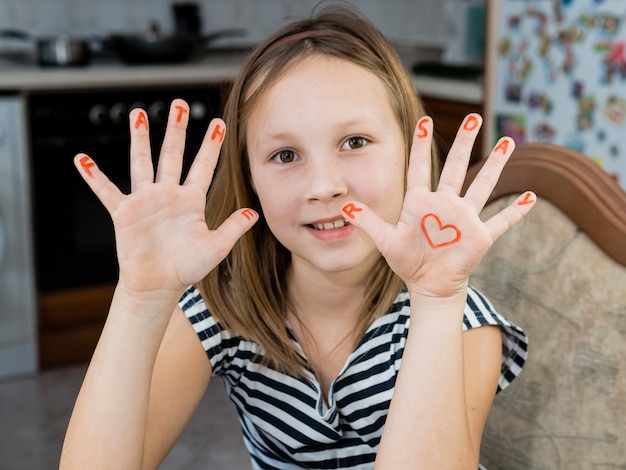 Filha que desenha o coração do dia dos pais