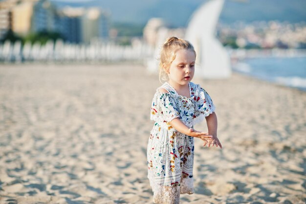 Filha se divertindo na praia Retrato de menina bonitinha feliz de férias