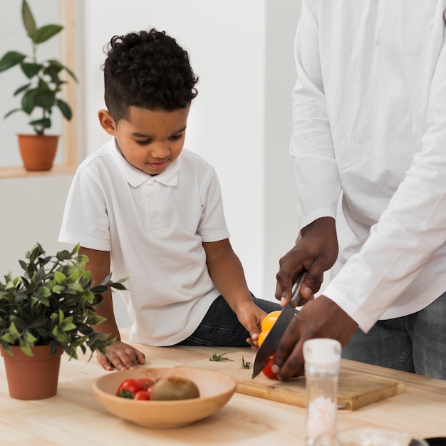 Filho ajudando seu pai na cozinha