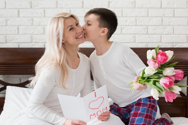 Foto grátis filho beijando sua mãe