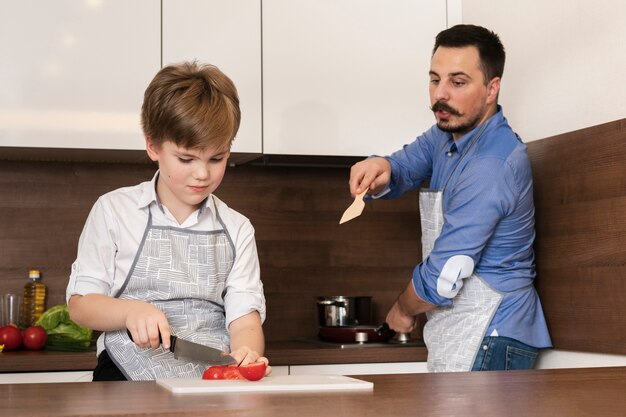 Filho de baixo ângulo e pai cozinhar