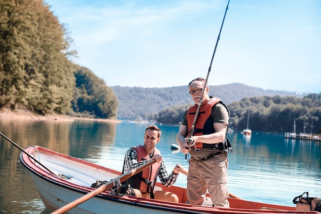 Filho e pai se unindo durante a pesca no cais