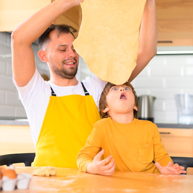 Foto grátis filho, olhando para a massa