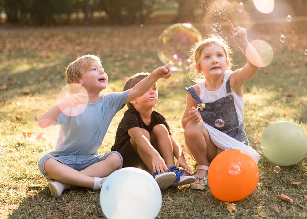 Filhos completos brincando ao ar livre