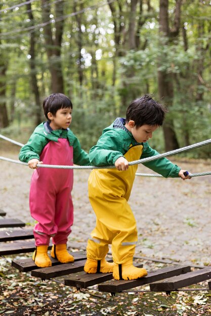 Filhos completos caminhando juntos