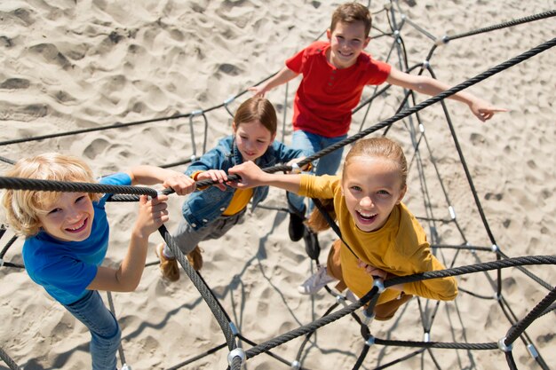 Filhos completos escalando corda