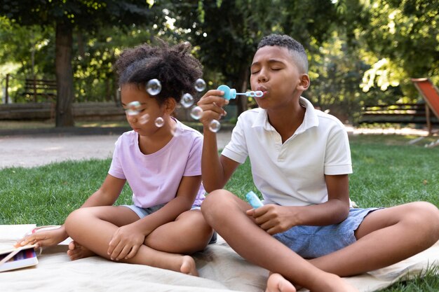 Filhos completos fazendo bolhas de sabão