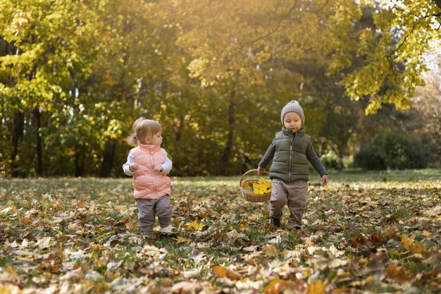 Filhos completos se divertindo na natureza