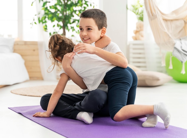 Foto grátis filhos completos treinando juntos