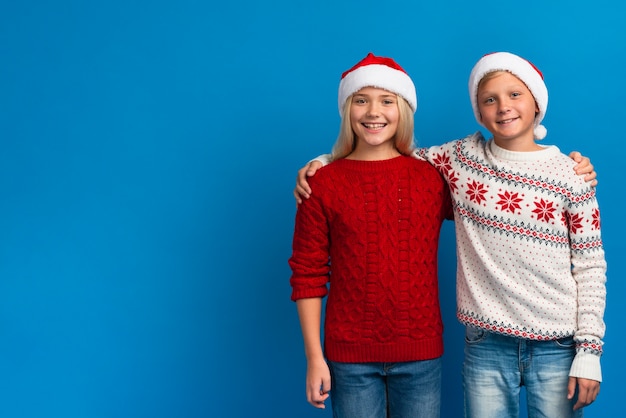 Foto grátis filhos de natal abraçando plano médio