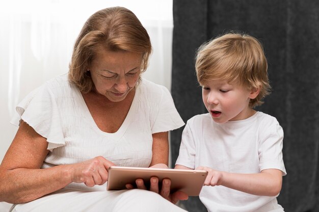 Filhote médio e avó com tablet