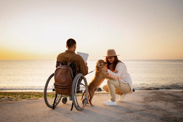 Foto grátis filmagem completa de pessoas viajando com cachorro