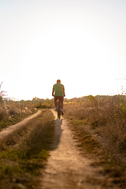 Filmagem completa de um homem em uma bicicleta