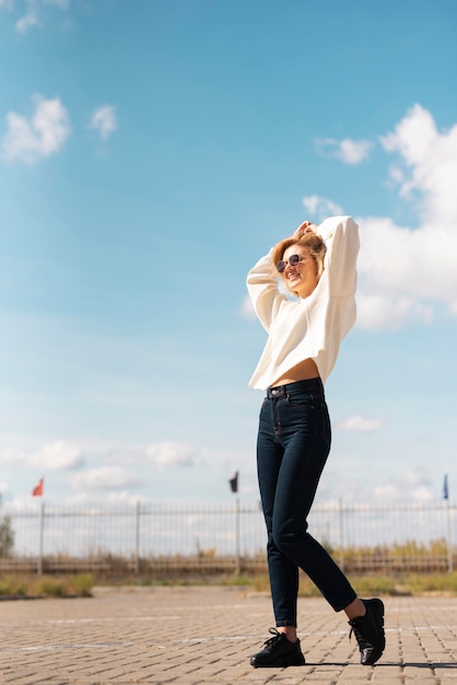 Foto grátis filmagem completa do modelo em roupas casuais