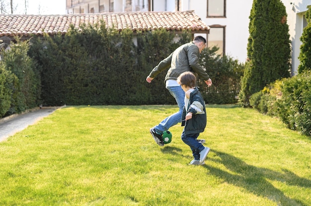 Filmagem completa pai e filho brincando ao ar livre