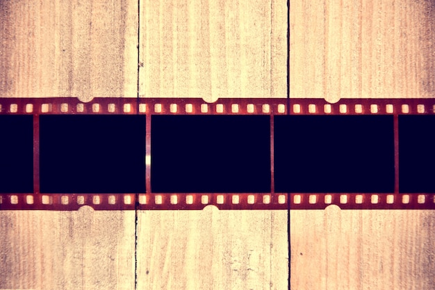 Foto grátis filme fotográfico em fundo de madeira.
