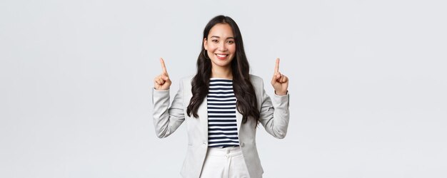 Finanças de negócios e emprego conceito de empreendedores bem sucedidos femininos Empresária asiática sorridente bem-sucedida confiante apontando os dedos para cima trabalhador imobiliário mostrando proposta perfeita