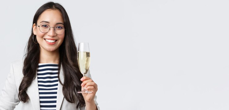 Foto grátis finanças de negócios e emprego conceito de empreendedores bem-sucedidos femininos felizes empresária asiática ce