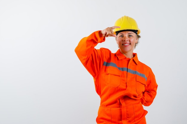 Foto grátis firewoman em seu uniforme com um capacete de segurança