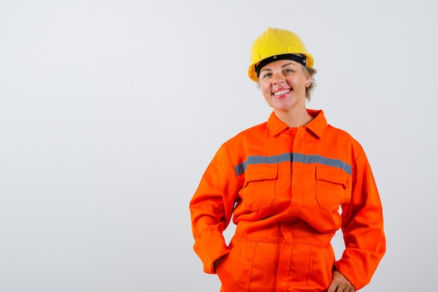 Firewoman em seu uniforme com um capacete de segurança