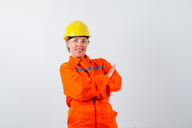 Firewoman em seu uniforme com um capacete de segurança