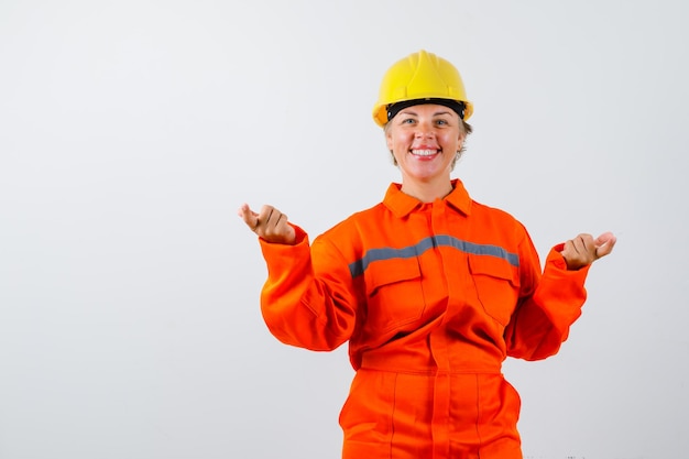 Firewoman em seu uniforme com um capacete de segurança