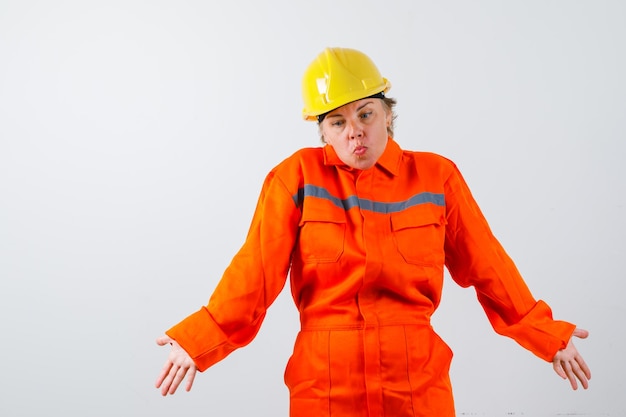 Firewoman em seu uniforme com um capacete de segurança