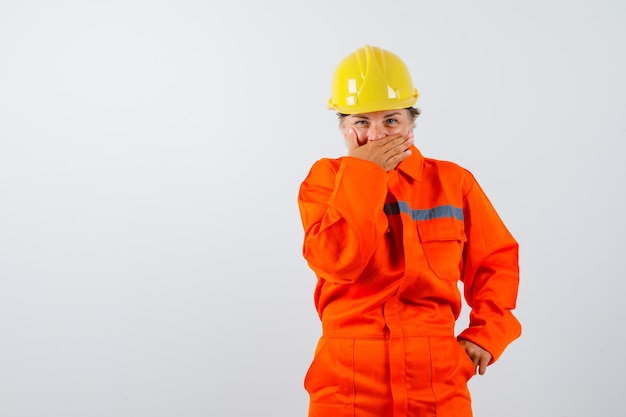 Foto grátis firewoman em seu uniforme com um capacete de segurança