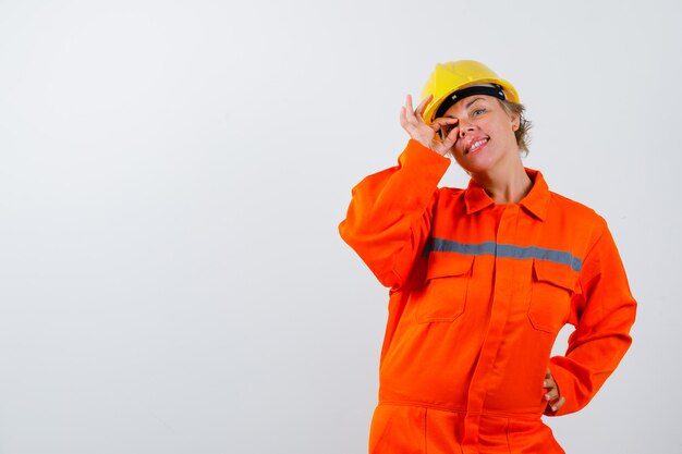 Foto grátis firewoman em seu uniforme com um capacete de segurança