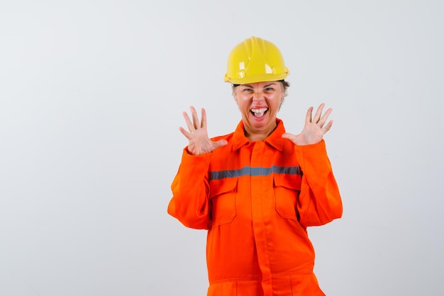 Firewoman em seu uniforme com um capacete de segurança