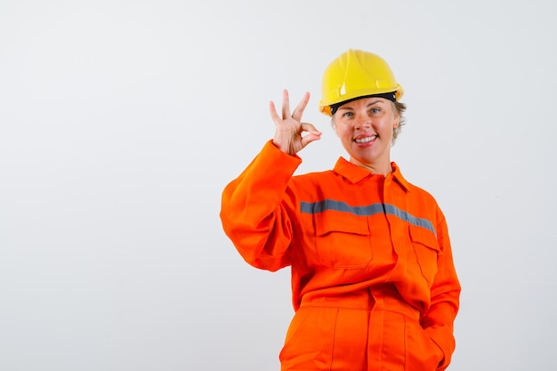 Firewoman em seu uniforme com um capacete de segurança