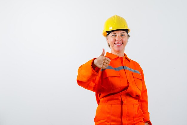 Firewoman em seu uniforme com um capacete de segurança