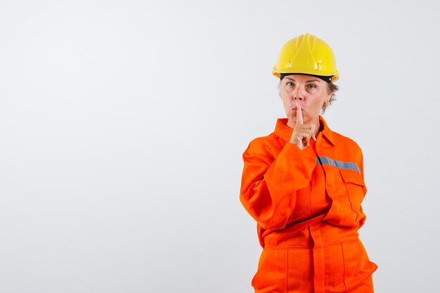 Firewoman em seu uniforme com um capacete de segurança