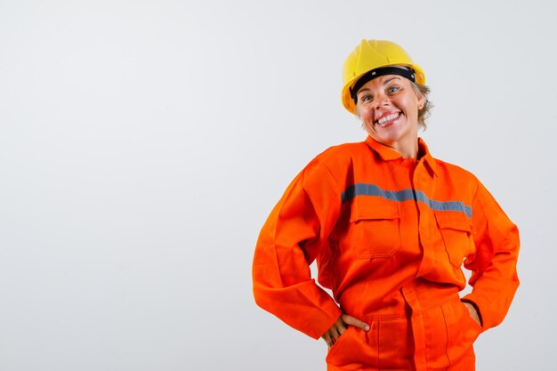 Firewoman em seu uniforme com um capacete de segurança