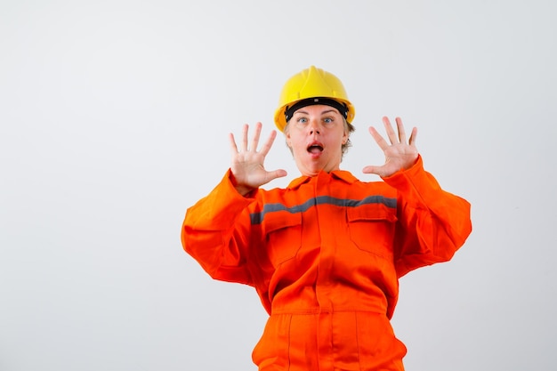 Firewoman em seu uniforme com um capacete de segurança