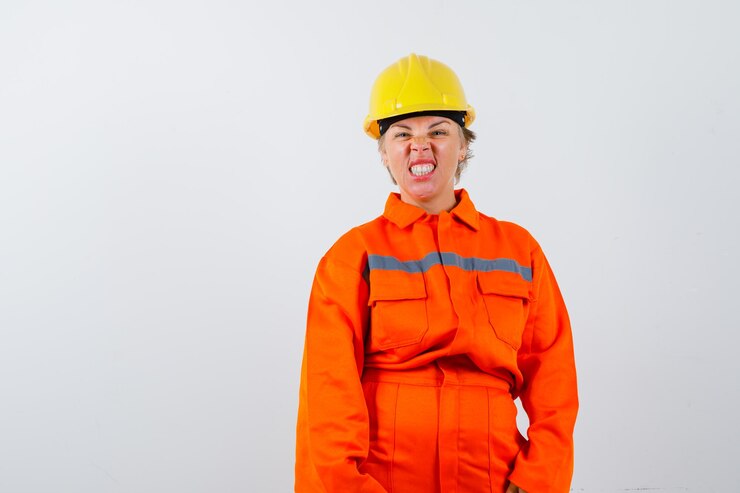 Foto grátis firewoman em seu uniforme com um capacete de segurança